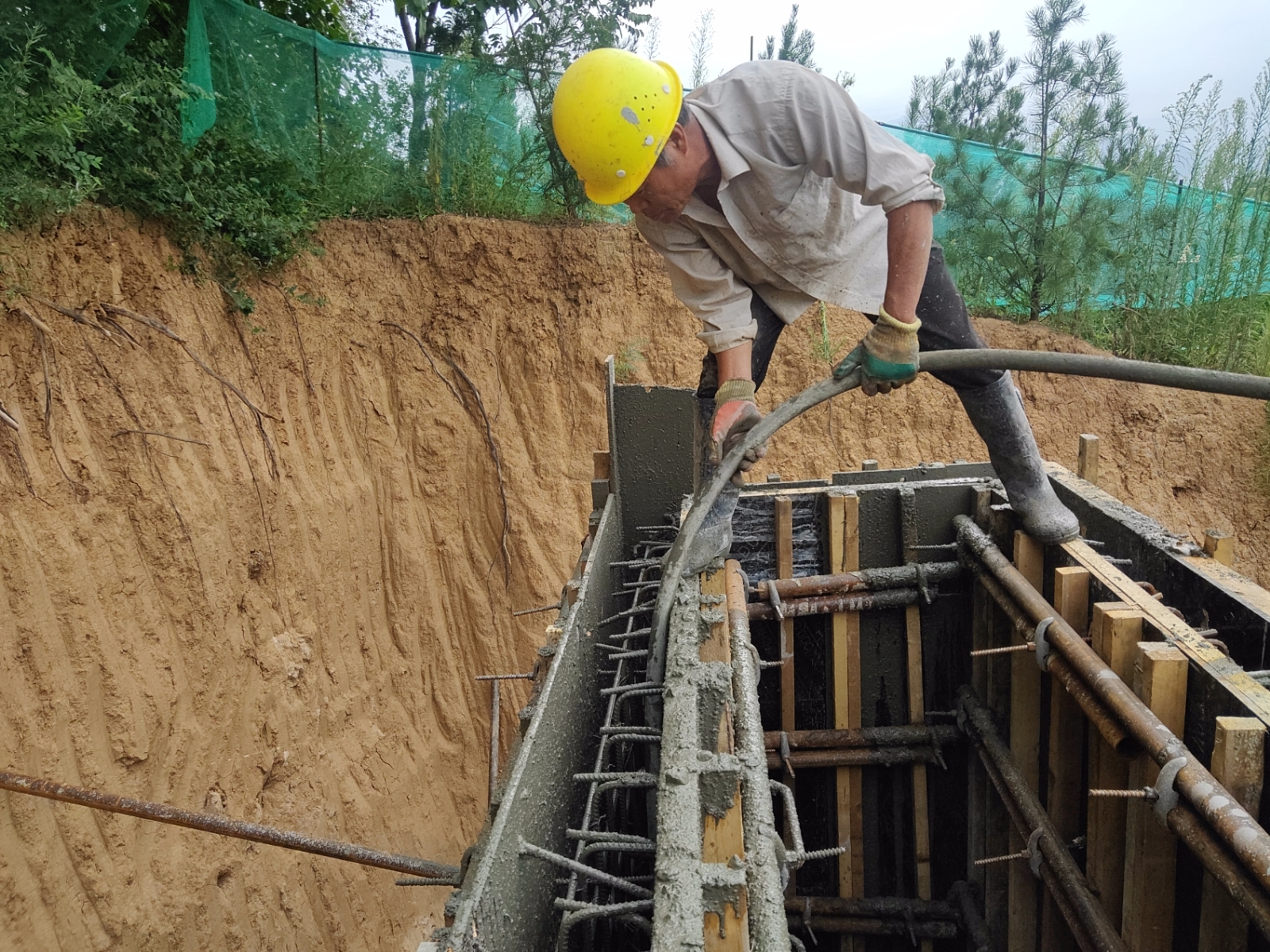 战高温 斗酷暑 蓝田项目污水处理站点建设如火如荼 (3).jpg